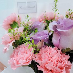 Carnation-rose-bouquet-focus