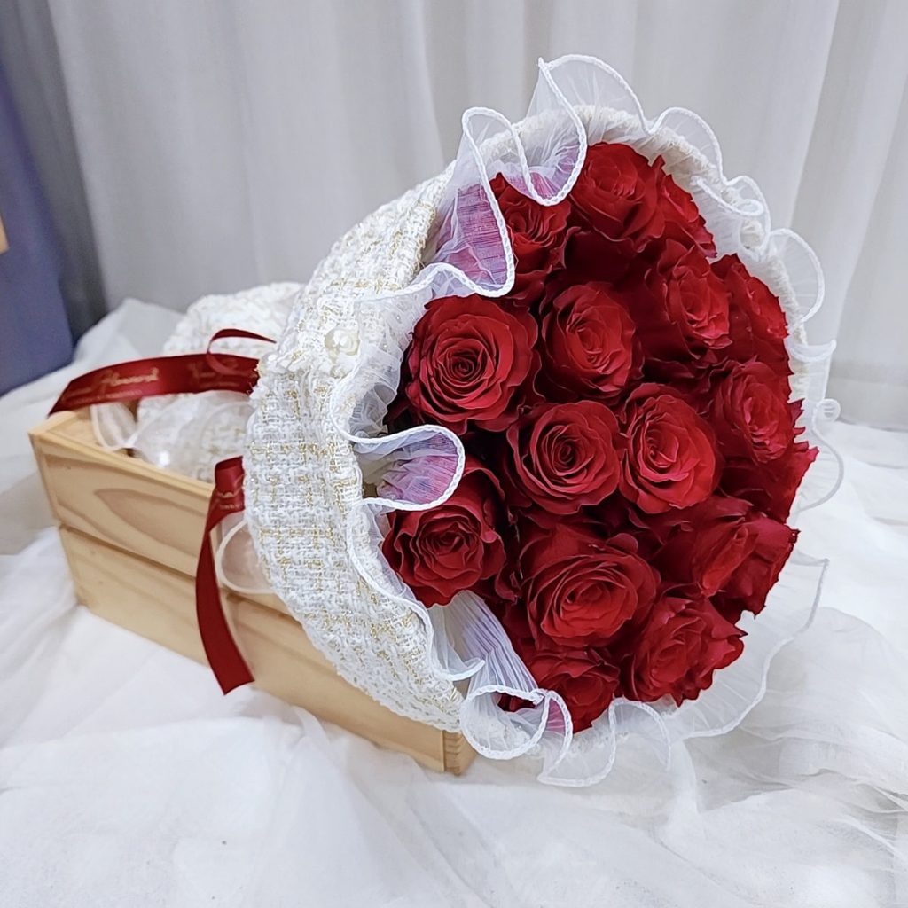 Chanel-style-rose-bouquet-main