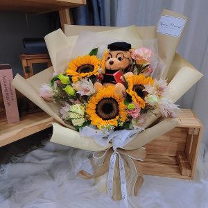 Sunflower-graduation-bear-bouquet