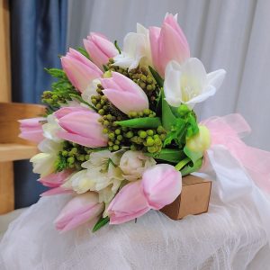 Tulip-Bridal-Bouquet-focus