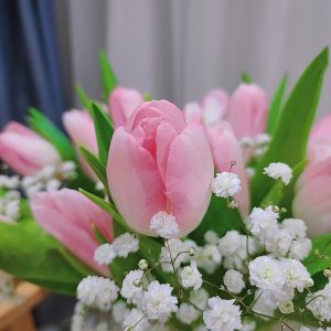 Tulip-vase-arrangement-focus