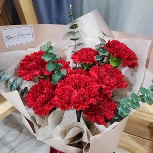 Red-Carnation- Bouquet-Adore-focus