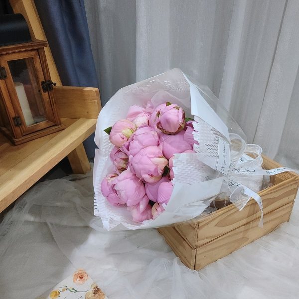 Pink-Peony-Bouquet-Luscious-Petals-main2-min