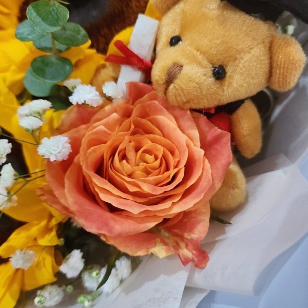 Graduation-bouquet-with-bear-bear-min
