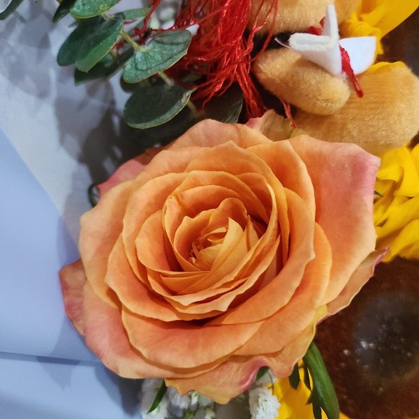 Graduation-bouquet-with-bear-rose-min
