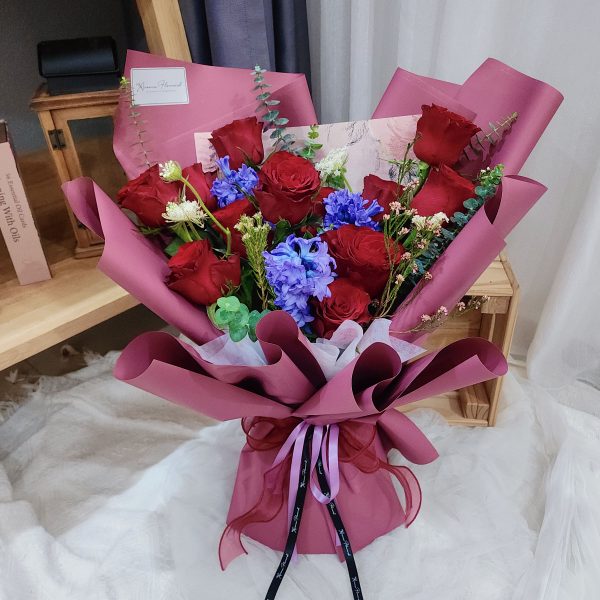 Red-rose-with-hyacinth-bouquet-main