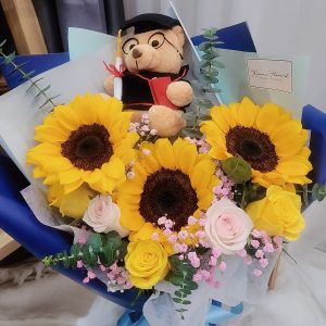 Sunflower-graduation-bear-bouquet-focus