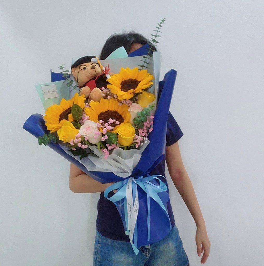 Sunflower-graduation-bear-bouquet-model-resize-min
