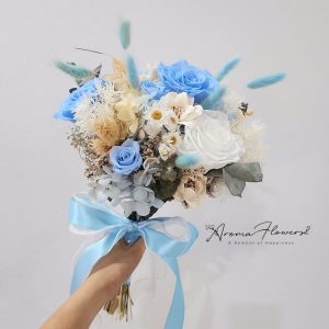 Light-blue-Bridal-Bouquet-hold
