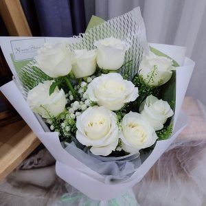 white-rose-bouquet-pure-love-focus