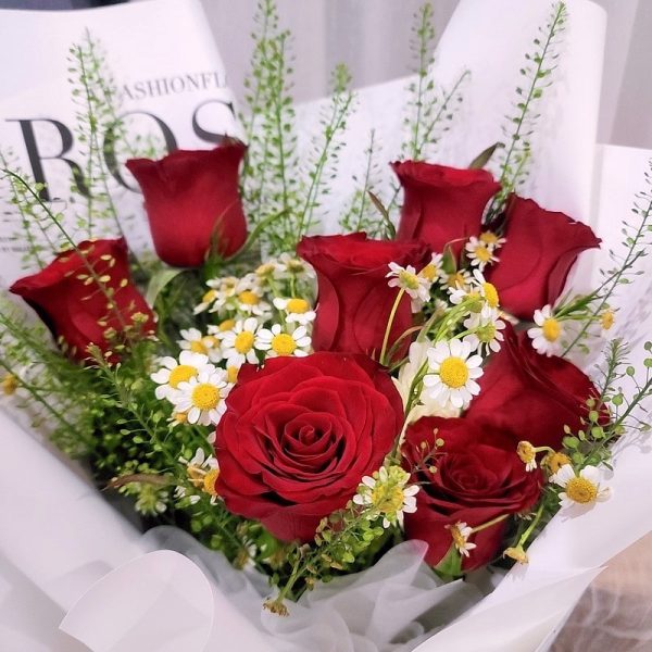 Red-rose-chamomile-bouquet-focus-adj-min