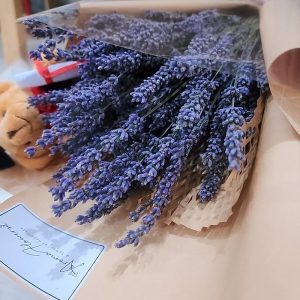 Lavender-bouquet-lyedown2-min