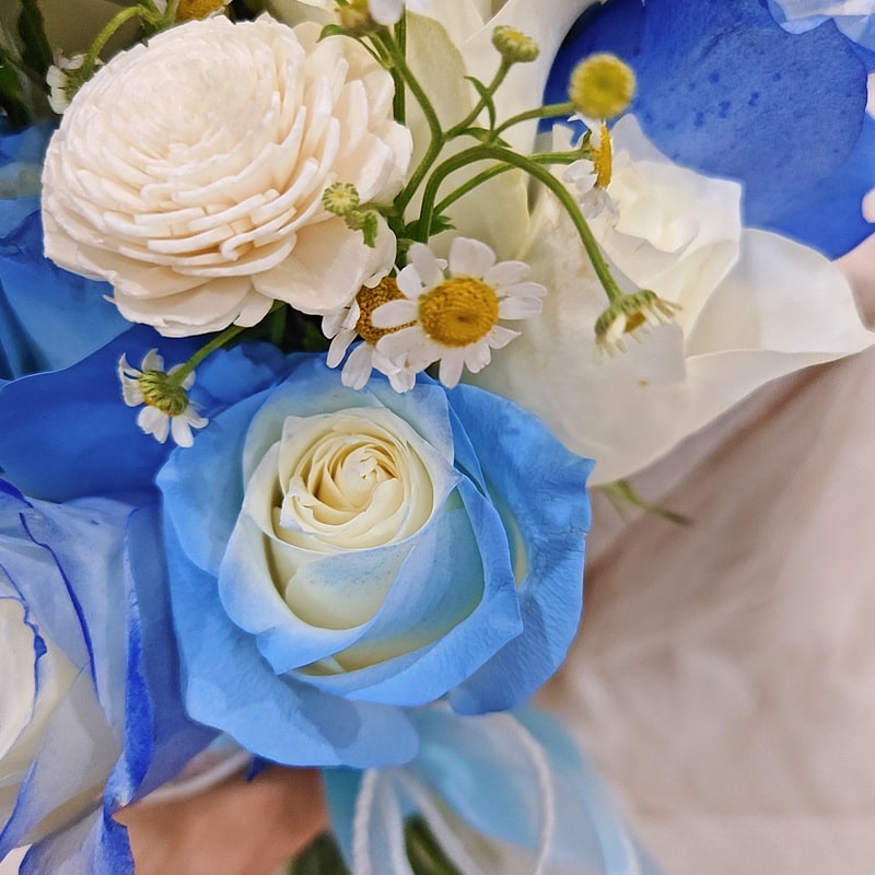 Blue-roses-bridal-bouquet-icy-blue-rose-min